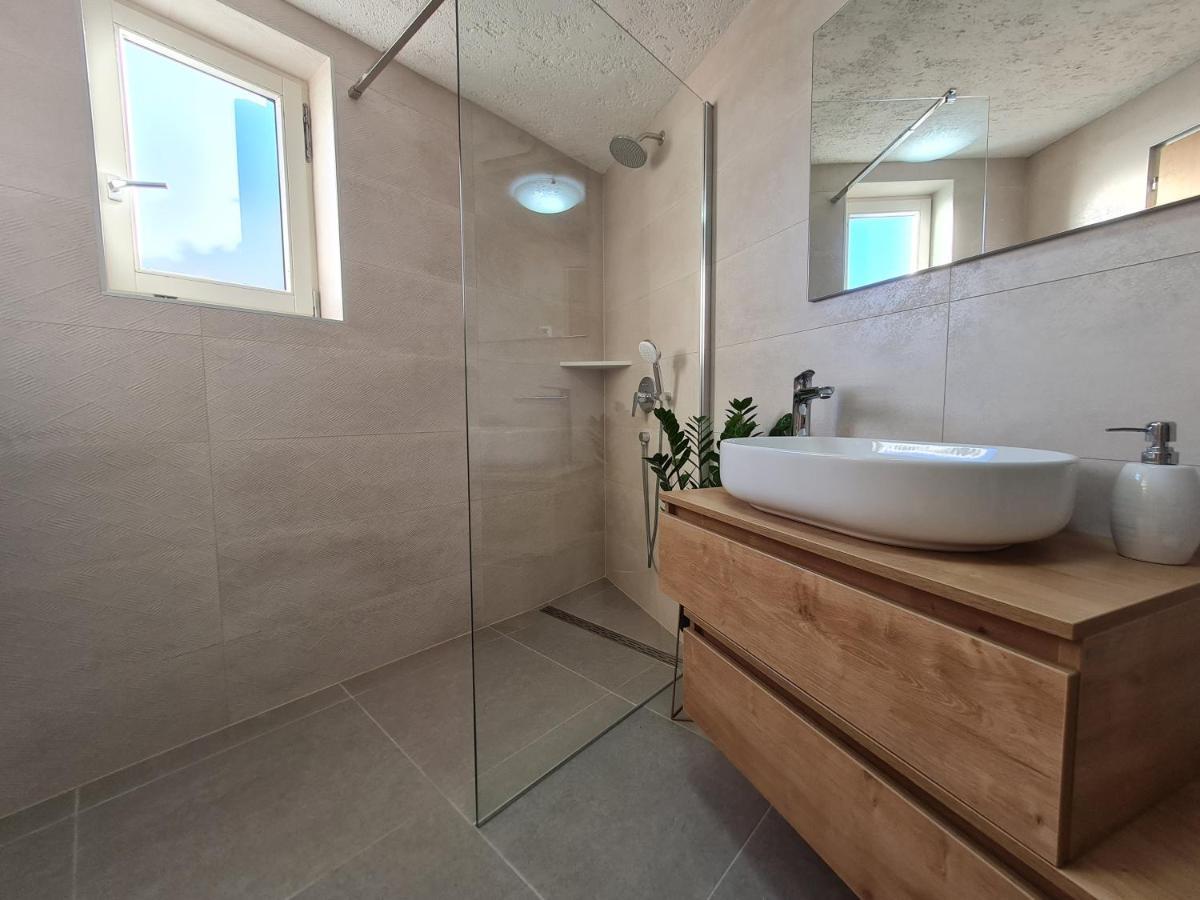 Stonehouse Ana With Jacuzzi Rovinj-Krmed Villa Exterior foto